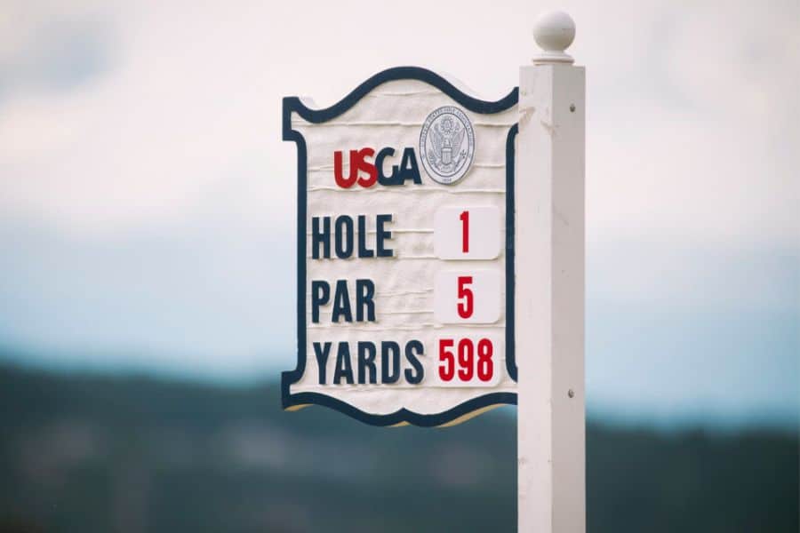 A close up of golf par sign